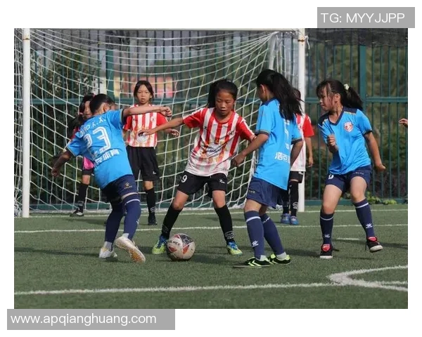 足球星宝贝闪耀绿茵场，踢球技巧与时尚风采完美融合