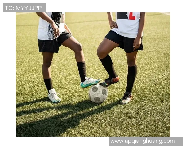 适合踢足球的女球星名字精选与足球魅力展示